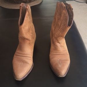 LEATHER VINTAGE GUESS BOOTS.